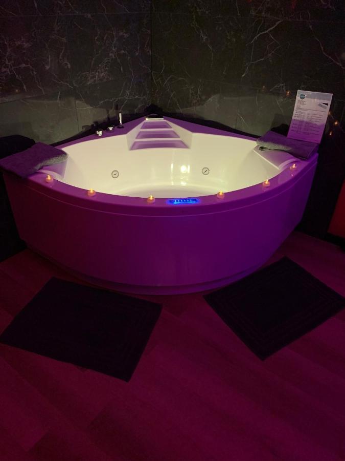 Love Room Avec Jacuzzi Prive Bonnetable Bagian luar foto